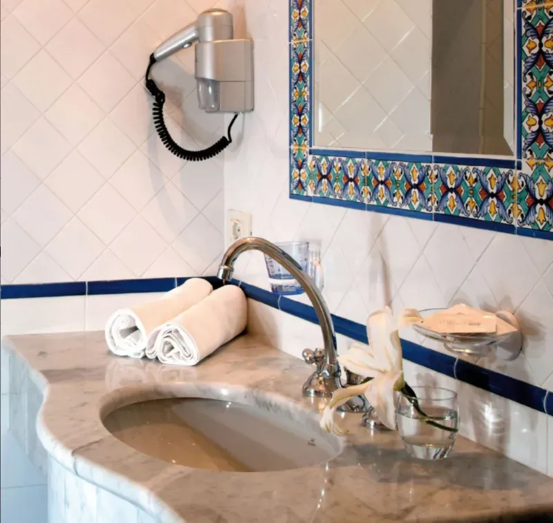 hotel_reginella_positano_rooms_standard_partial_view_03.webp